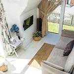 Zalia Kopa 300 M Iki Juros, Kunigiskes Apartman